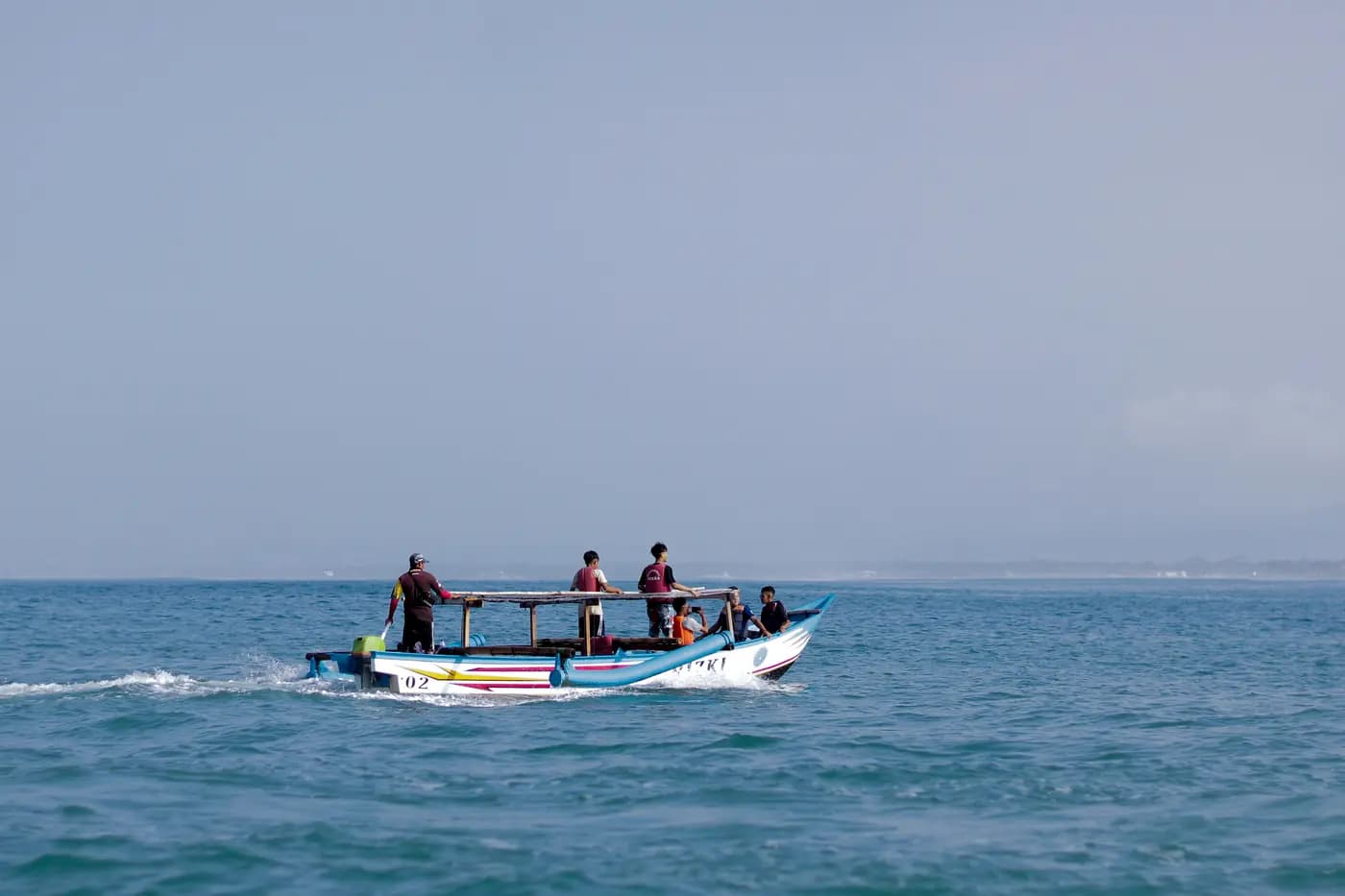 Perahu nelayan membawa rombongan wisatawan di perairan Pantai Pangandaran, Jawa Barat