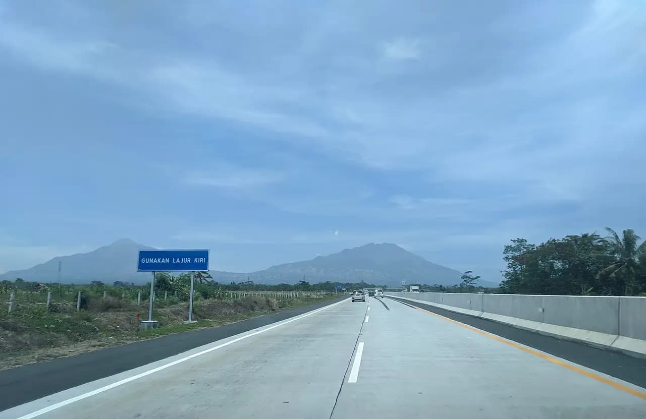 Gunung Merbabu dilihat dari jalan tol Trans Jawa di Kabupaten Boyolali, dengan Gunung Merapi di sebelah kiri