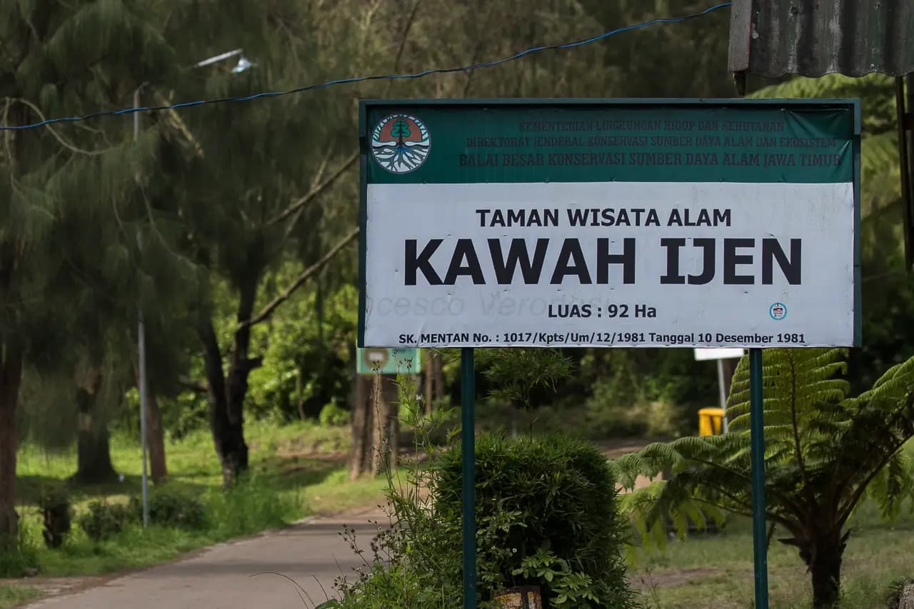 Papan nama Taman Wisata Alam Kawah Ijen milik Balai Besar KSDA Jawa Timur di awal jalur pendakian