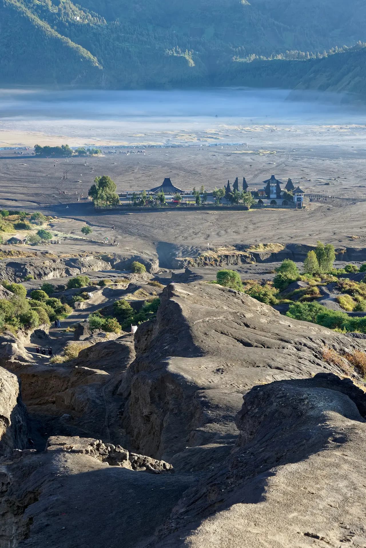 Pura Luhur Poten di tengah Lautan Pasir Kaldera Tengger, dilihat dari lereng Gunung Bromo