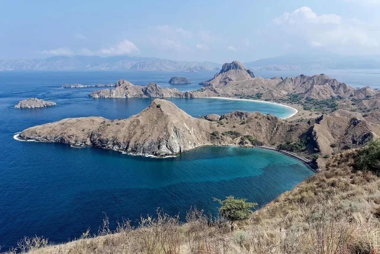 Pemandangan teluk-teluk Pulau Padar dari bukit Padar Selatan, Taman Nasional Komodo