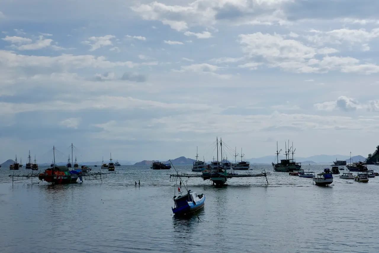 Kapal-kapal kayu dan perahu nelayan berlabuh di perairan dekat Pelabuhan Labuan Bajo
