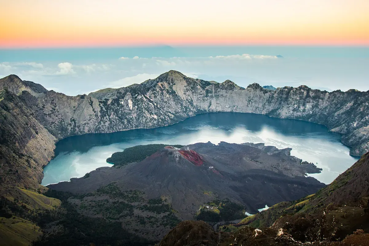 Kaldera Gunung Rinjani dengan Danau Segara Anak dan kerucut Gunung Barujari di tengahnya saat fajar