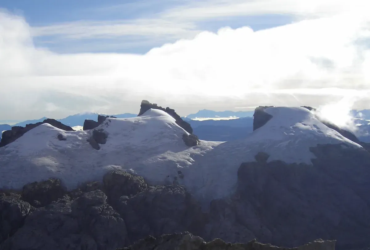 Dua puncak bertudung es, Sumantri di tengah dan Ngga Pulu di kanan, dilihat dari puncak Carstensz Pyramid