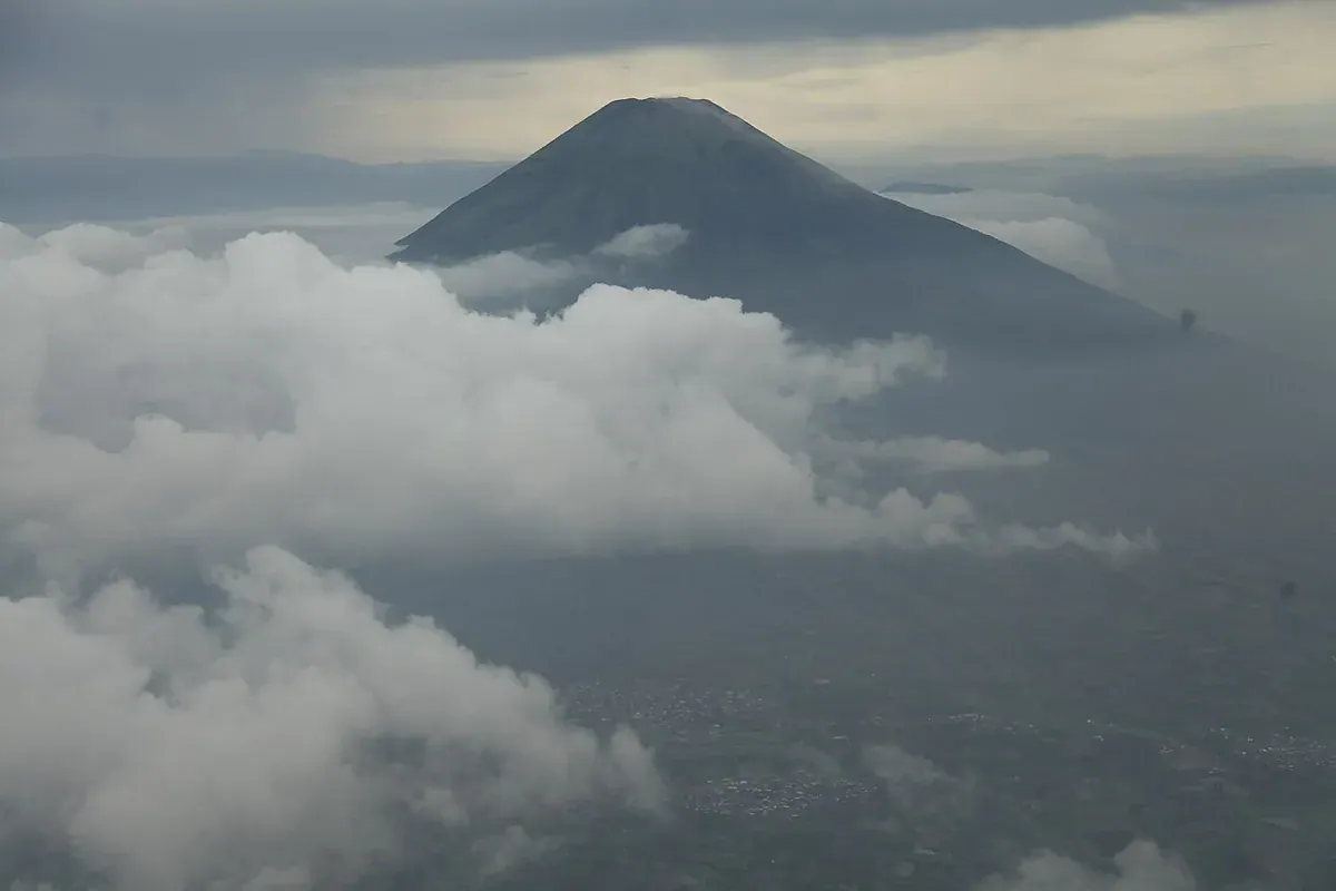 Kerucut Gunung Sindoro di atas lautan awan, difoto dari puncak Gunung Sumbing