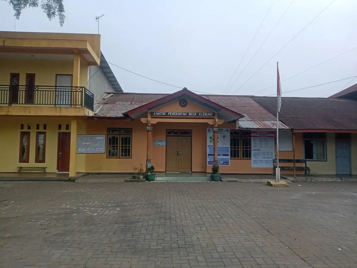 Kantor Pemerintah Desa Kledung berdinding oranye dengan halaman paving, bangunan yang juga dipakai sebagai basecamp pendakian Gunung Sindoro